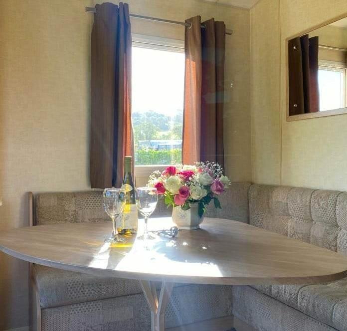 Rose Corner Apartment Axminster Ngoại thất bức ảnh